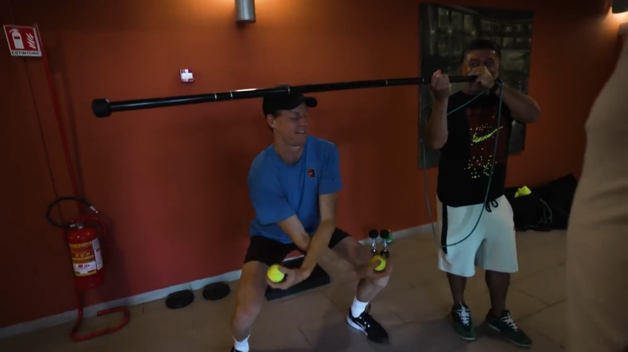 Sinner, su YouTube l'avvicinamento a Roma: allena i riflessi così con le palline da tennis