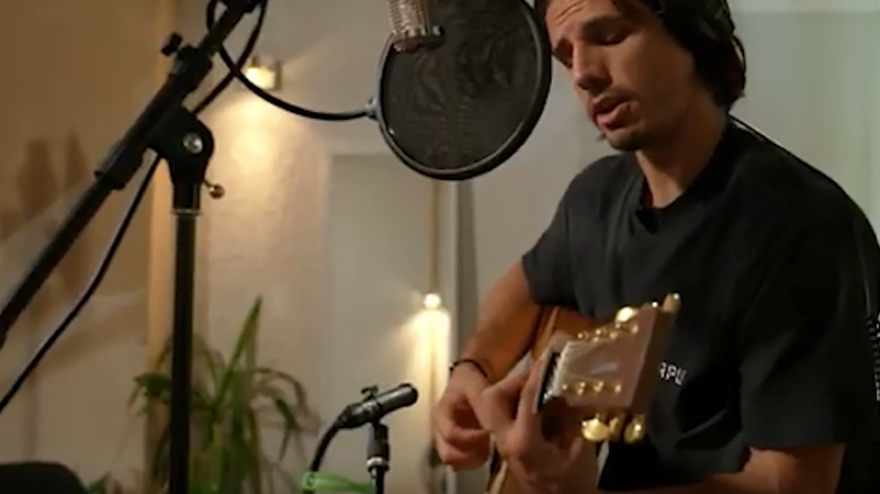 VIDEO Sommer cantante: il portiere è un fenomeno con la chitarra!