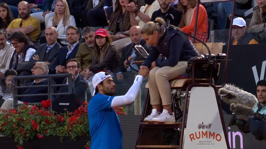 Colpo di scena a Roma: Berrettini va dall'arbitro e... si ritira!