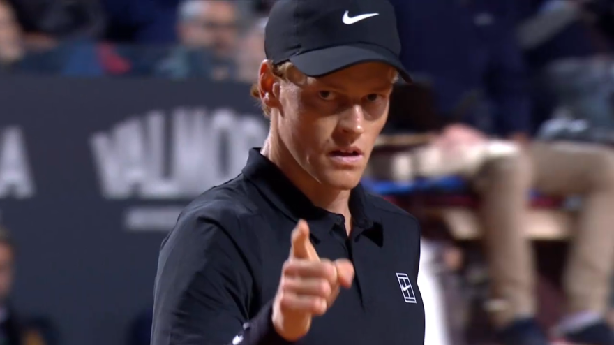 Partita matta di Sinner: perde 1-6 il primo set, poi rimonta. Guarda gli highlights