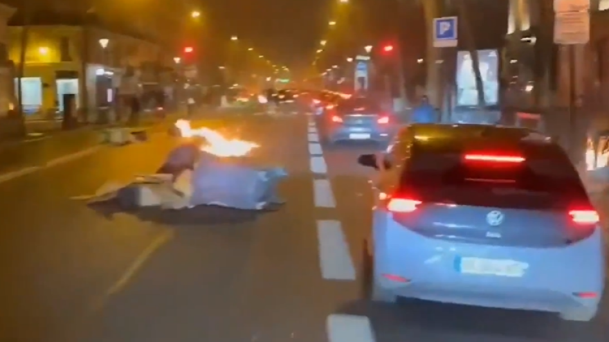 Auto in fiamme, guerriglie, 500 arresti: caos a Parigi, il video