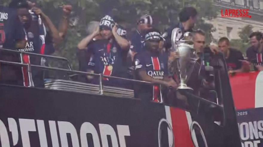 Il Psg sfila per gli Champs Elysees con il trofeo della Champions League Il Psg sfila per gli Champs Elysees con il trofeo della Champions League