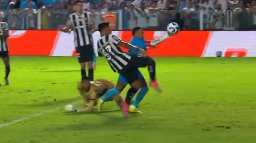 Neymar come Maradona: segna di mano, ma viene espulso Neymar come Maradona: segna di mano, ma viene espulso