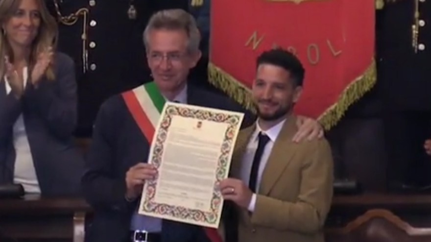 Mertens riceve la cittadinanza onoraria: "Napoli è casa mia. Ritiro? Ci penso..." Mertens riceve la cittadinanza onoraria: "Napoli è casa mia. Ritiro? Ci penso..."