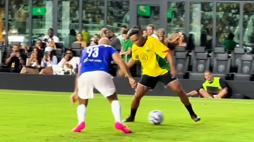Il bodyguard di Messi viene umiliato da Ronaldinho Il bodyguard di Messi viene umiliato da Ronaldinho