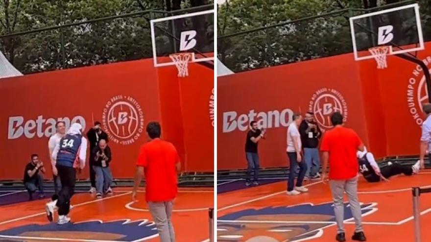 Giannis inaugura un campo e scivola: risate dal pubblico