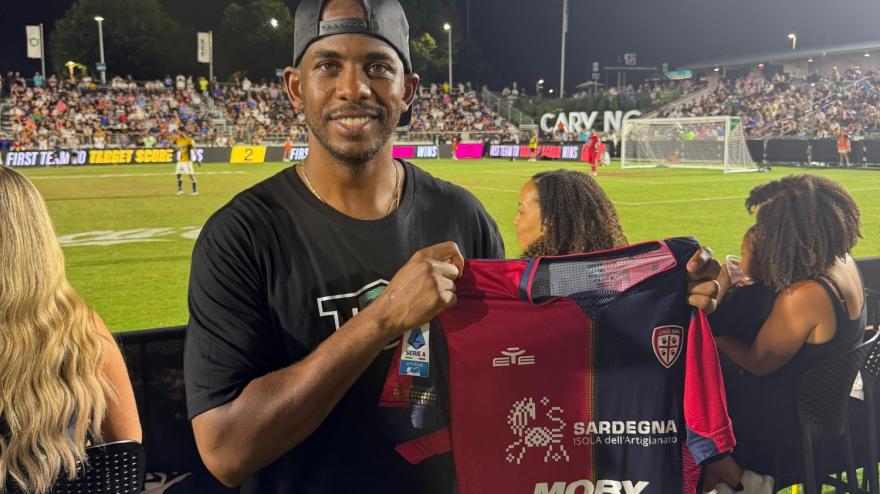 Cagliari, tifoso speciale negli USA: Chris Paul riceve la maglia rossoblù Cagliari, tifoso speciale negli USA: Chris Paul riceve la maglia rossoblù