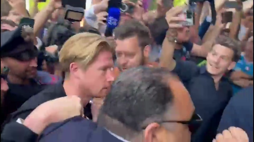 Tifosi impazziti per De Bruyne: il suo arrivo a Villa Stuart Tifosi impazziti per De Bruyne: il suo arrivo a Villa Stuart