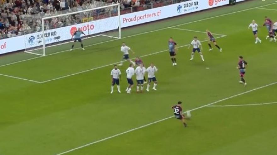Tevez non perde il vizio! Quattro gol bellissimi al Soccer Aid Tevez non perde il vizio! Quattro gol bellissimi al Soccer Aid