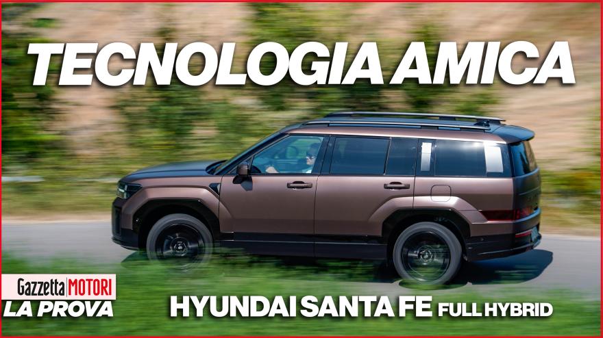 Hyundai Santa Fe, alta tecnologia: schermo panoramico sulla plancia Hyundai Santa Fe, alta tecnologia: schermo panoramico sulla plancia
