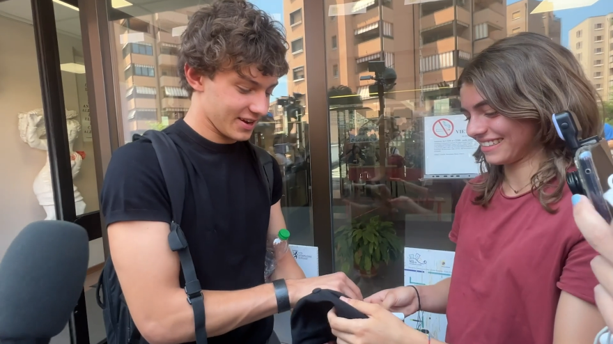 Una fan sorprende Antonelli alla maturità, la sua reazione è da campione Una fan sorprende Antonelli alla maturità, la sua reazione è da campione