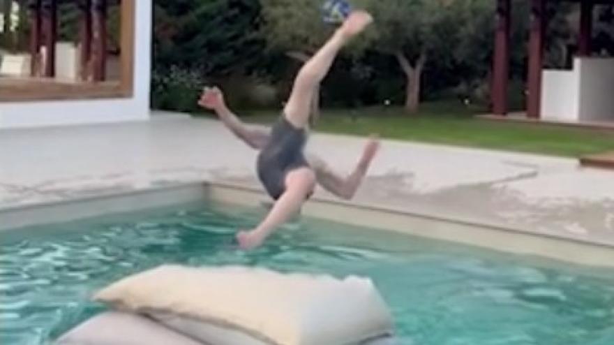 Ibra, rovesciata perfetta in piscina: che gol! Ibra, rovesciata perfetta in piscina: che gol!