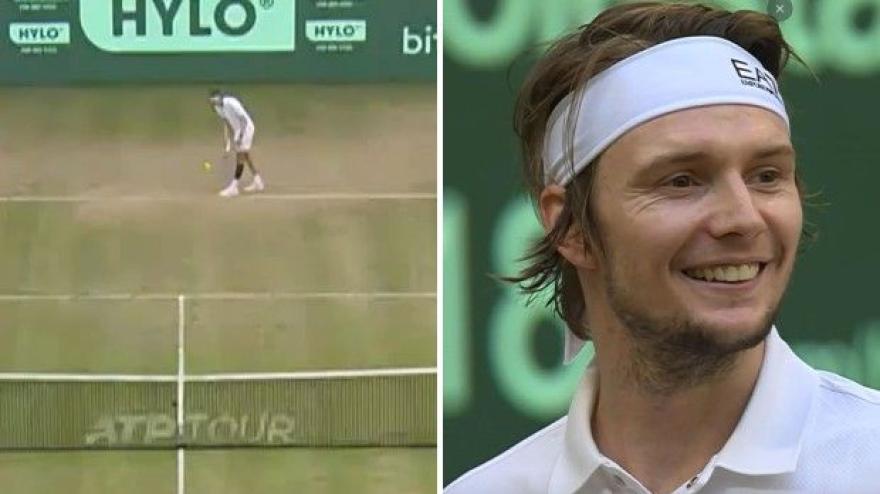 Bublik, doppio servizio da sotto contro Khachanov: spettacolo ad Halle Bublik, doppio servizio da sotto contro Khachanov: spettacolo ad Halle