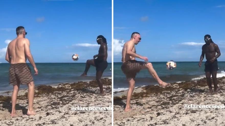Ribery Seedorf, palleggi da fenomeni in spiaggia a Miami Ribery Seedorf, palleggi da fenomeni in spiaggia a Miami
