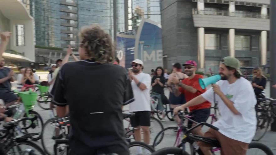 Frah Quintale presenta il nuovo singolo "Lampo" con una biciclettata per Milano Frah Quintale presenta il nuovo singolo "Lampo" con una biciclettata per Milano