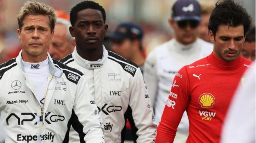 F1 il film, Brad Pitt e il retroscena con Carlos Sainz: "Ce lo siamo trovati accanto e..." F1 il film, Brad Pitt e il retroscena con Carlos Sainz: "Ce lo siamo trovati accanto e..."