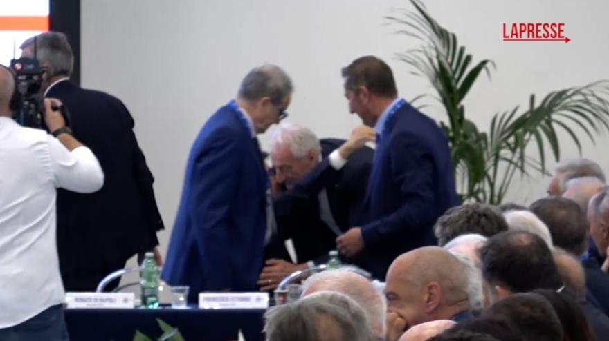 Coni, Buonfiglio il nuovo presidente: l’abbraccio con Pancalli Coni, Buonfiglio il nuovo presidente: l’abbraccio con Pancalli