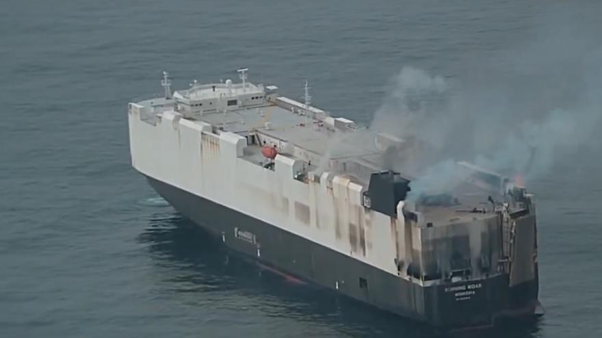 Nave prende fuoco e affonda nell Nave prende fuoco e affonda nell