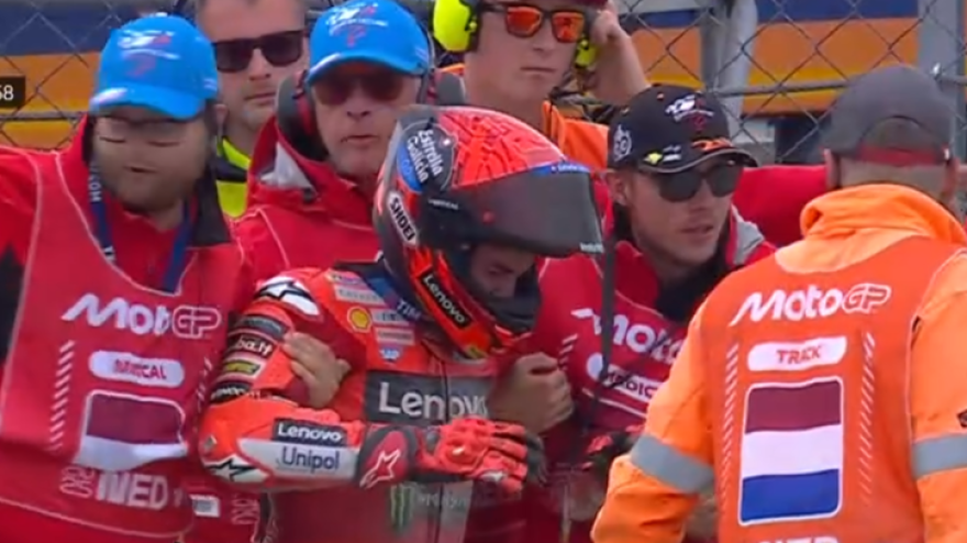 Ahi, Marquez! Dolori per Marc dopo la caduta: guarda il video