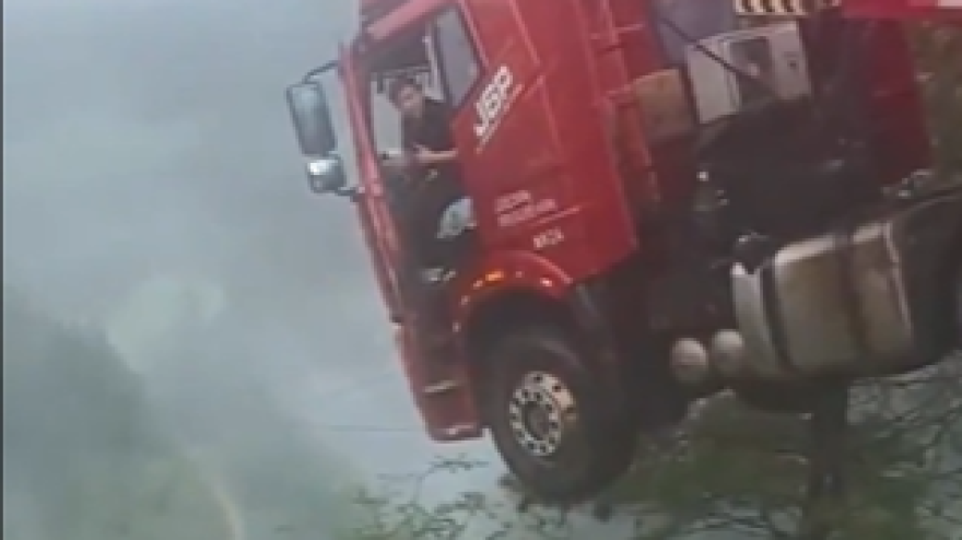 VIDEO Crolla ponte e camionista resta sospeso nel vuoto: le immagini da brividi VIDEO Crolla ponte e camionista resta sospeso nel vuoto: le immagini da brividi