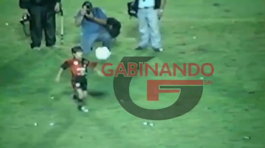 Spunta un video di Messi a 9 anni: che fenomeno! Spunta un video di Messi a 9 anni: che fenomeno!