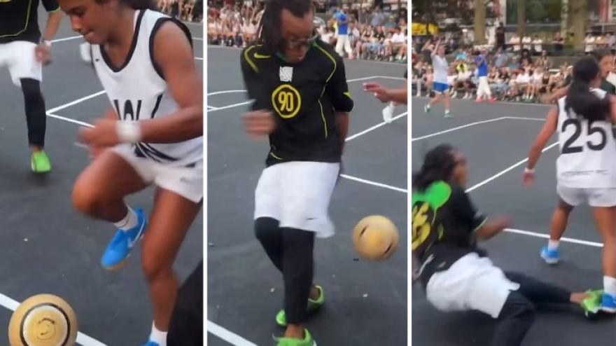 Davids subisce tunnel da una ragazzina e cade: che risate! Davids subisce tunnel da una ragazzina e cade: che risate!