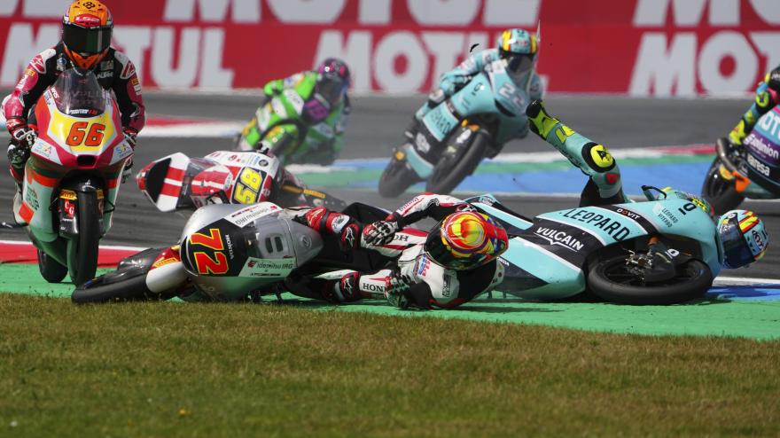 Moto3, che spavento per Lunetta: travolto da altri due piloti Moto3, che spavento per Lunetta: travolto da altri due piloti