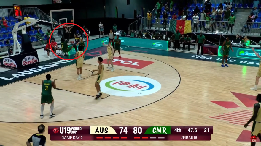 Schiaccia con violenza nel canestro sbagliato: incredibile al Mondiale U19! Schiaccia con violenza nel canestro sbagliato: incredibile al Mondiale U19!