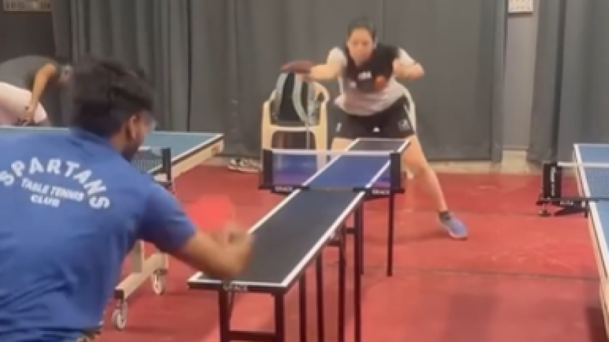 VIDEO Giocano in un tavolo da ping pong largo 30 cm: ecco ome VIDEO Giocano in un tavolo da ping pong largo 30 cm: ecco ome
