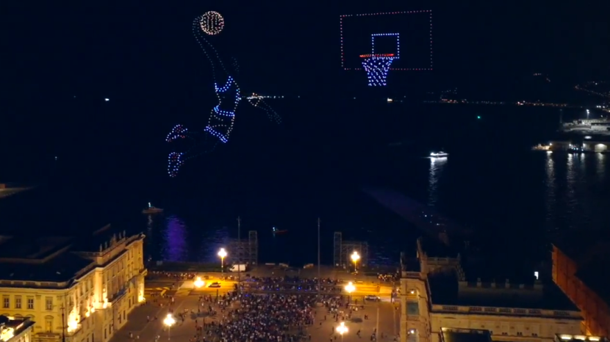 Michael Jordan a Trieste grazie a... 800 droni: lo spettacolo è incredibile! Michael Jordan a Trieste grazie a... 800 droni: lo spettacolo è incredibile!