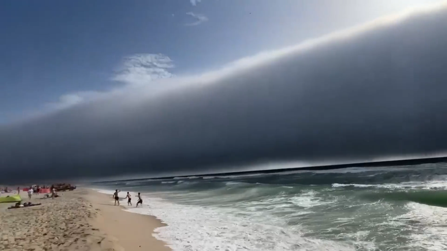 paura in portogallo una nube gigantesca invade la spiaggia