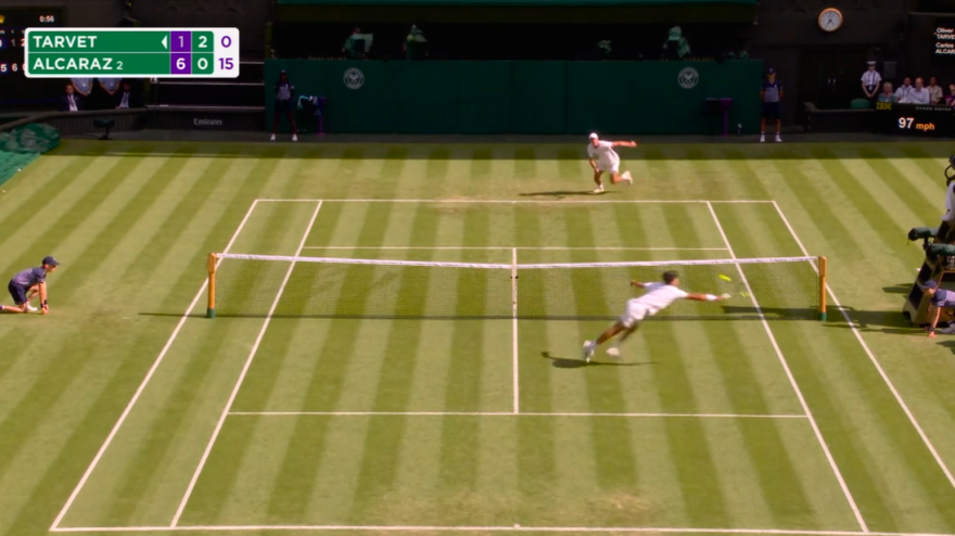 Alcaraz Tarvet: highlights Wimbledon. Punto clamoroso dello spagnolo in allungo