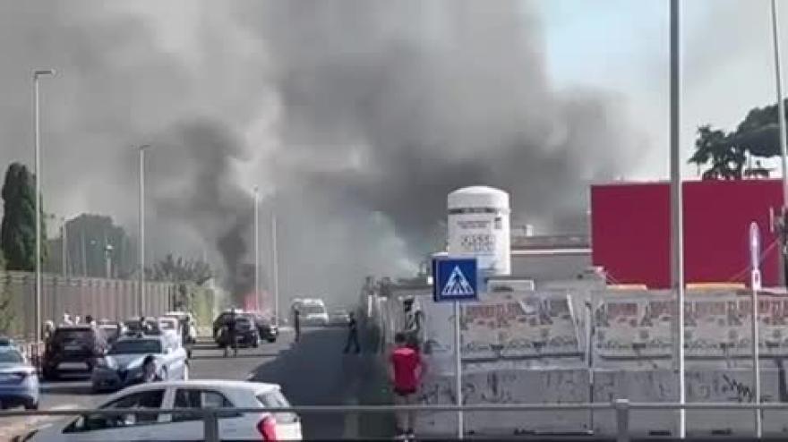Distributore di benzina esplode a Roma: il video Distributore di benzina esplode a Roma: il video