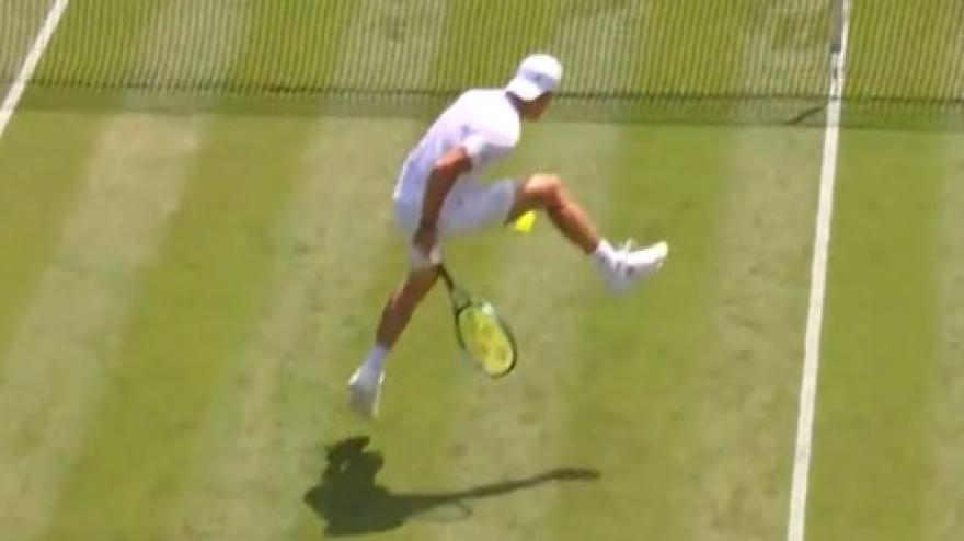 Sotto le gambe! Punto assurdo di Fucsovics a Wimbledon Sotto le gambe! Punto assurdo di Fucsovics a Wimbledon