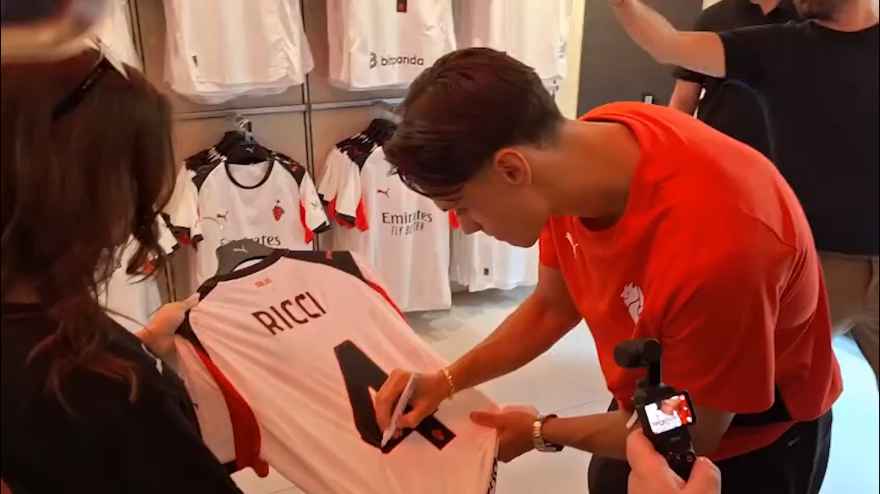 Ricci, che accoglienza! E un bimbo scherza: "Hai Barella in tasca?" Ricci, che accoglienza! E un bimbo scherza: "Hai Barella in tasca?"