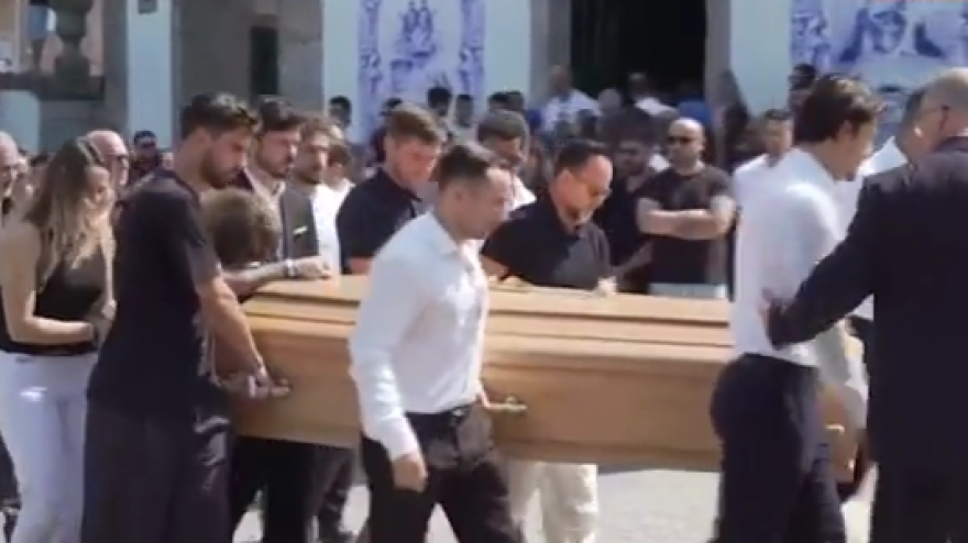 Funerali Diogo Jota, Ruben Neves porta la bara: lacrime all Funerali Diogo Jota, Ruben Neves porta la bara: lacrime all