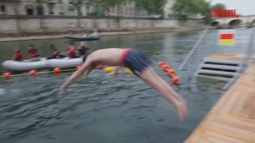Parigi, la Senna torna balneabile dopo 100 anni: le immagini dei primi tuffi Parigi, la Senna torna balneabile dopo 100 anni: le immagini dei primi tuffi