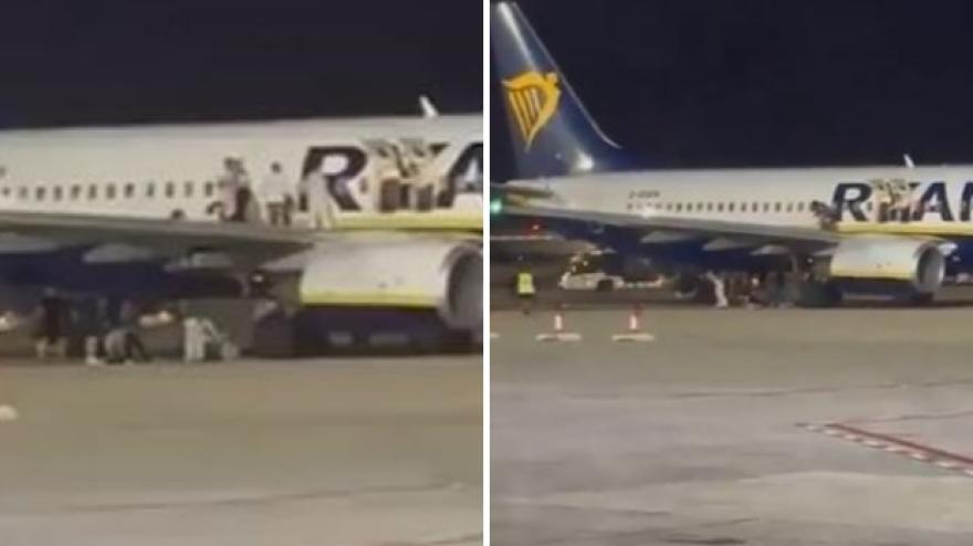 Falso allarme incendio, i passeggeri si lanciano dalle ali dell’aereo Falso allarme incendio, i passeggeri si lanciano dalle ali dell’aereo
