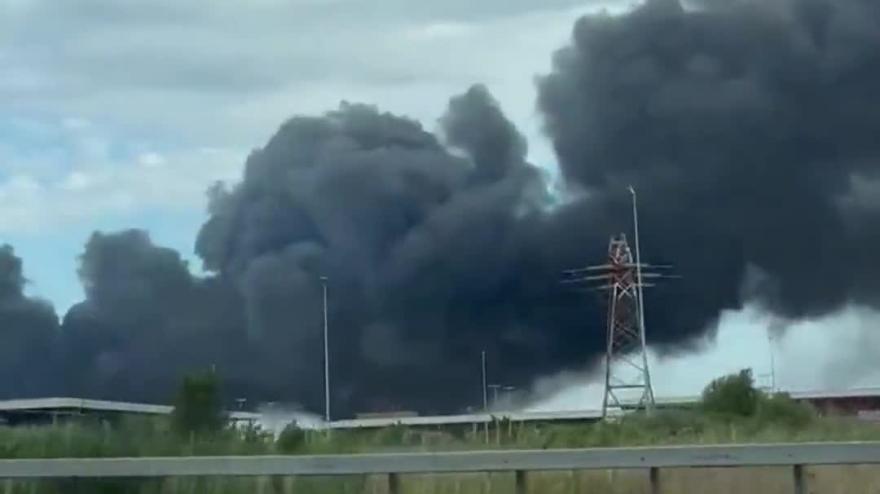 Incendio a Fiumicino, nube nera sull Incendio a Fiumicino, nube nera sull