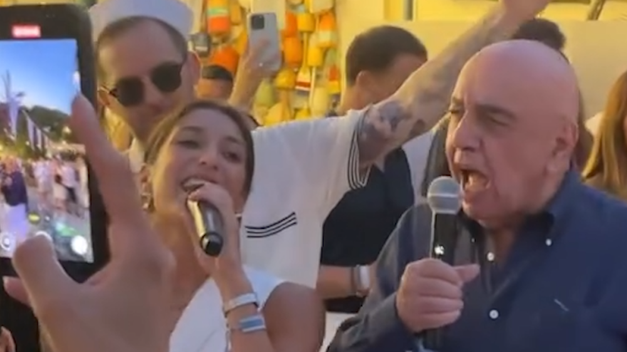 Galliani show a Forte dei Marmi: canta "Sapore di sale" Galliani show a Forte dei Marmi: canta "Sapore di sale"