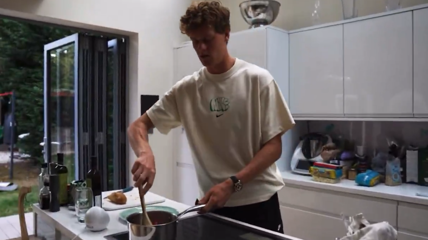 Sinner, fenomeno anche ai fornelli! Ecco come cucina la pasta Sinner, fenomeno anche ai fornelli! Ecco come cucina la pasta