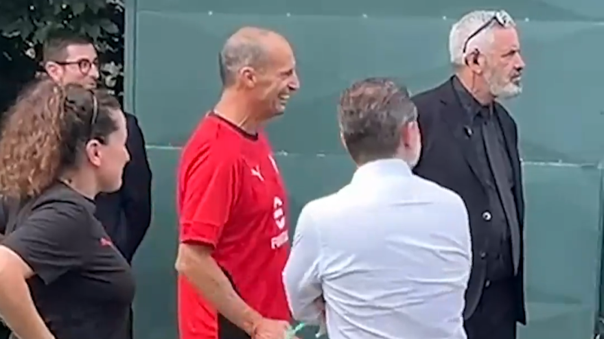 Milan, che entusiasmo! Le urla dei tifosi al primo giorno di raduno. E Allegri se la ride... Milan, che entusiasmo! Le urla dei tifosi al primo giorno di raduno. E Allegri se la ride...