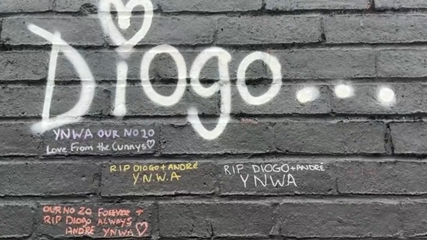 I tifosi dedicano un murale a Jota: quanti messaggi di affetto per lui e per il fratello I tifosi dedicano un murale a Jota: quanti messaggi di affetto per lui e per il fratello