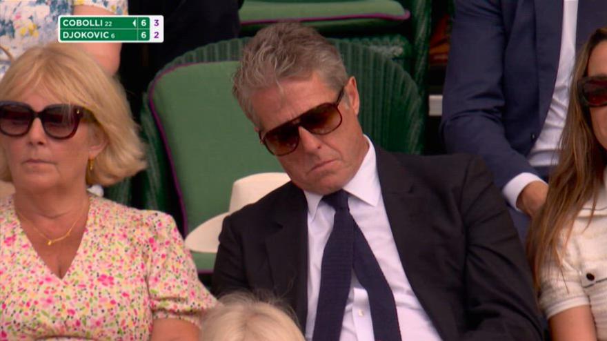 Hugh Grant si addormenta durante Cobolli Djokovic: scena da non credere a Wimbledon Hugh Grant si addormenta durante Cobolli Djokovic: scena da non credere a Wimbledon