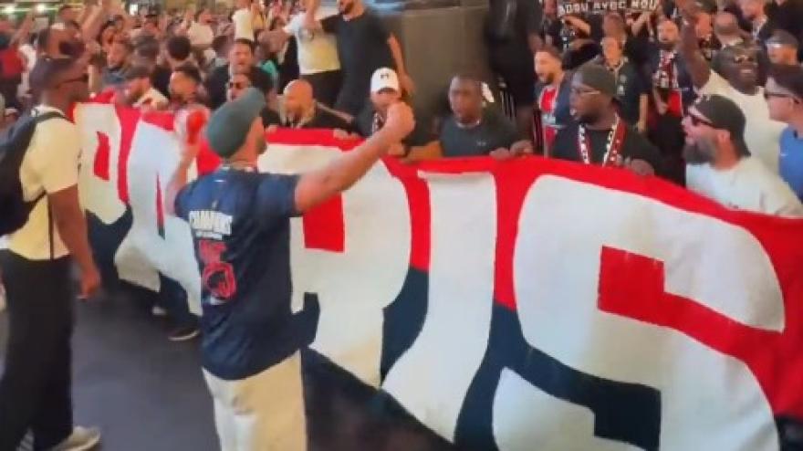 Times Square è una curva! Tifosi del Psg invadono New York Times Square è una curva! Tifosi del Psg invadono New York