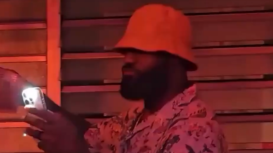 LeBron James scatenato: canta e balla con Bad Bunny! LeBron James scatenato: canta e balla con Bad Bunny!