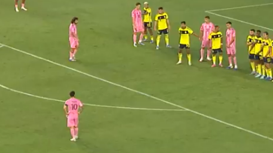 VIDEO Messi, quinta doppietta consecutiva: gol su punizione e dribblando il portiere