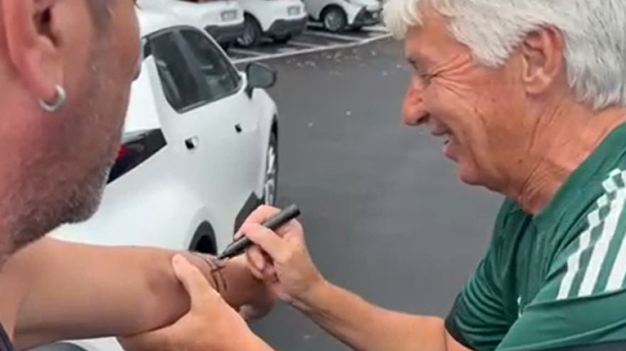 Roma, Gasperini non ci crede: un tifoso vuole tatuarsi il suo autografo sul braccio Roma, Gasperini non ci crede: un tifoso vuole tatuarsi il suo autografo sul braccio