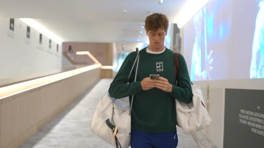 VIDEO Wimbledon, Sinner è concentratissimo: guarda il suo arrivo al warm up VIDEO Wimbledon, Sinner è concentratissimo: guarda il suo arrivo al warm up