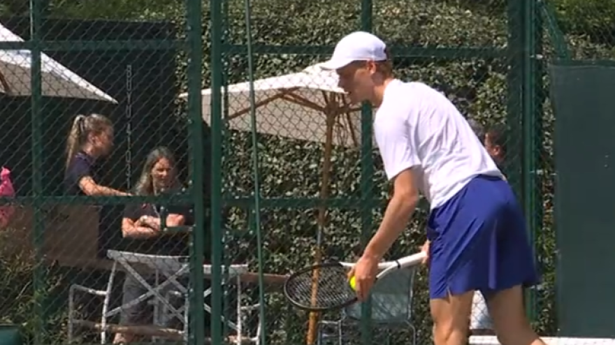 VIDEO Sinner: Jannik prova il servizio nel warm up prima della finale di Wimbledon contro Alcaraz VIDEO Sinner: Jannik prova il servizio nel warm up prima della finale di Wimbledon contro Alcaraz